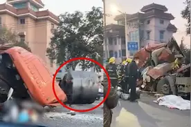 浙江一大货车行驶中疑急刹车，钢卷滚落压扁驾驶室，司机当场身亡视频封面