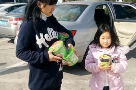 上海打工：开车回四川过年，下服务区一人一桶泡面 吃完继续赶路视频封面