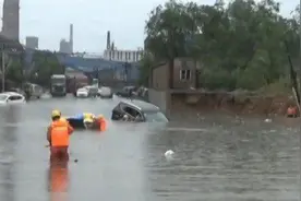 抱树自救，汽车被冲走，河北武安连降暴雨街道“淹成河”视频封面