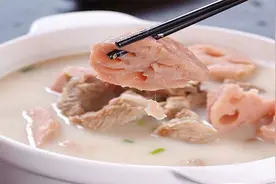 炖莲藕汤，切记别直接下锅炖，外公教我一招，莲藕软糯不发黑，香视频封面