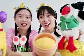 恶作剧：妹子炫技吃生鸡蛋，哪知说漏嘴，原来是鸡蛋布丁真搞笑视频封面