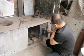 房梁裂开了缝，下雨漏的厉害，找人看看咋修下，视频封面