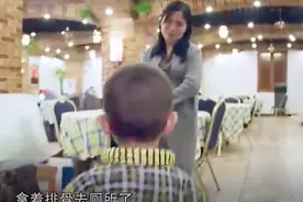熊孩子一到餐厅又乱跑，原来是尿急憋不住，妈妈为何还教育？视频封面