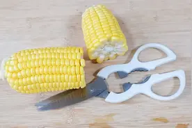 玉米上有个小开关，剪刀一转玉米完整脱落，1分钟剥一盘，超省事视频封面