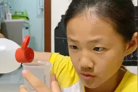 姐姐的作业撒上了辣条油，听说用消毒液能去除，还真成功了