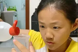 姐姐的作业撒上了辣条油，听说用消毒液能去除，还真成功了