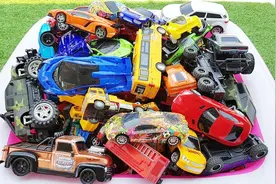 许许多多的卡通塑料玩具汽车视频封面