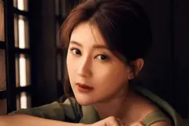 甘薇与贾跃亭离婚后生活滋润，带儿女深夜外出，暖心神秘男相伴视频封面