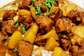 大盘鸡的家常做法（不辣），鸡肉软烂脱骨，特别适合老人孩子视频封面