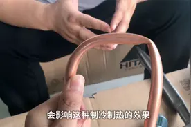 小胖又被老板考验，铜管弯成90度有技巧，搞不好影响空调制冷效果