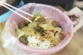 在天津闹市区火爆了25年的麻辣烫，特色素丸子必点，不拼桌没得吃