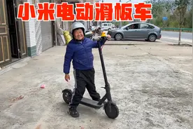 这个小米电动滑板车罢工，老男孩修好骑出去溜溜，感觉不如平衡车视频封面