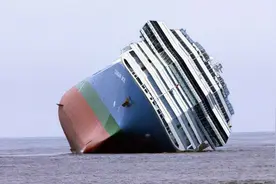 轮船在巨浪中左摇右晃，为何不会翻，原来内部暗藏玄机视频封面