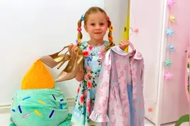 儿童萌宝乐园：纳西亚想学模特走猫步，于是穿起妈妈的大号高跟鞋