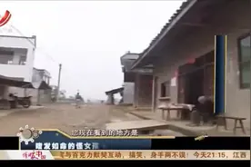八岁女孩头发稀少，竟是因爱吃自己头发，吃了两年多仿佛上瘾一般视频封面