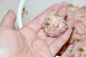 煮肉丸汤冷水下锅还是沸水下锅？第一步就做错，难怪肉丸一煮就散