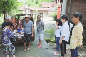 四川仁寿：刀儿匠老邓猪肉卖不出去 开着车子去生产队喊村民吃肉视频封面