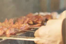 东北烤凤爪：先卤后烤，刷上辣酱，更具街头气息。