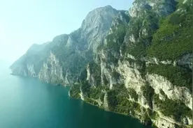生命对某些人来说是美丽的，这些人的一生都为某个奋斗。视频封面