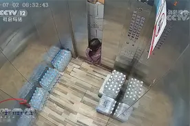 湖南 聋哑女子第一次坐电梯就遇险 夹缝中不停哭喊蹬踹死里逃生视频封面