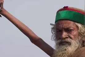 印度苦行僧将手臂举起45度，45年未曾放下，实情让人敬佩！视频封面