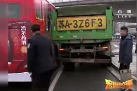 交通：走非机动车道还想骑上人行道？路口硬挤，不料挤出事故！视频封面