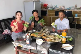 儿媳在家自制火锅串串，做了100多串，麻辣鲜香，公婆都说菜太多视频封面
