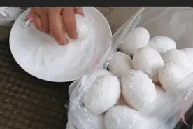 腌鸡蛋的做法：将白酒和食盐包裹一起，保证10天能吃到美味