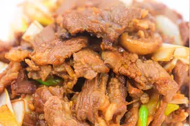 葱爆羊肉，大葱跟羊肉一起炒还是分开炒？厨师长做法地道，真香嫩视频封面