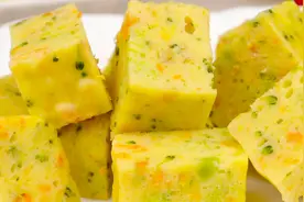 多给孩子吃鸡肉辅食，蛋白质含量高，补钙补铁，这样做一碗不够吃