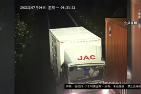 【1818黄金眼】进匝道车速快，撞上排队的车视频封面