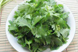 芹菜叶子泡水，每天两次，一段时间去除黑眼圈视频封面