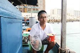 最鲜美的海鲜，莫过于渔船上现抓现煮，阿锋连锅一起端着吃视频封面