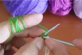 零碎毛线巧编彩色花样棒针教程，简单易学，给宝宝织背心超好看视频封面