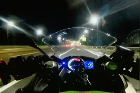 kawasaki 2020 ninja400 KRT 磨合期夜骑初体验，雨夜高速90迈视频封面