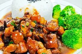 卤肉饭的家常做法，软烂的卤肉，加上香浓的汤汁，三碗米饭都不够