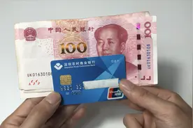 经常去银行取钱的要注意，拿到现金先别着急走，还好了解的不晚