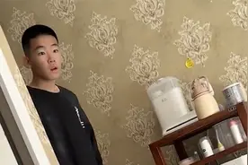 14岁哥哥回家发现多了个亲妹妹，瞬间愣住不知所措，下一秒泪目视频封面