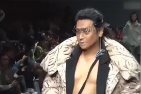 陈志朋奇装异服什么原因，本人对此表示回应，压力太大要生活！视频封面