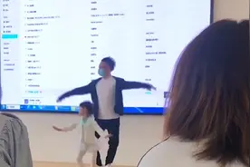 幼儿园彩排六一节目，爸爸跳芭蕾舞姿惊人，一问身份众人连称难怪视频封面