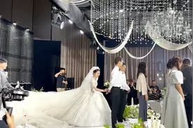 好浪漫！新娘偷塞手捧花给伴郎向伴娘求婚视频封面