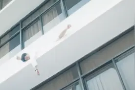 男子睡觉真会挑地方，睡窗户外边引起全城躁动，都以为他要跳楼