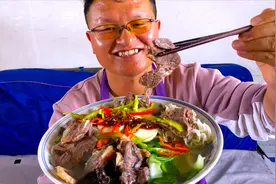 这样做的“牛肉烩面”你会喜欢吗？搭配上各种食材,看他吃真馋人视频封面