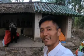 老爷爷重装骑自行车去新疆，作为晚辈真佩服晚上一起露营