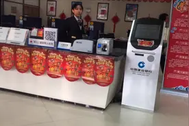 小伙攒好多年的硬币，去银行换成现金，一把花掉！