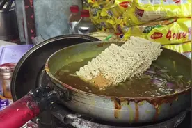 印度街边小吃很“脏”？游客说看到了就很恶心，吃下去就要找厕所视频封面