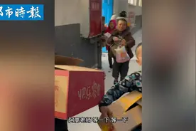 乡村老师遭学生强势投喂视频封面