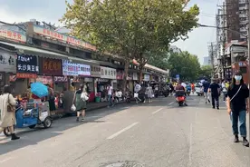 恢复往昔热闹的江汉路水塔小吃街视频封面