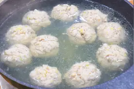厨师长教你做清汤狮子头，肉丸子成团不松散有技巧，鲜香滑嫩视频封面