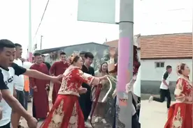 安全感！山东一新郎被好友绑杆上整蛊，新娘冲出婚车挥棍保护新郎视频封面